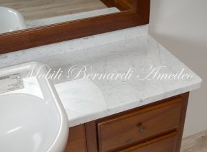 Mobile per bagno in legno di noce arte povera con lavello e marmo bianco di Carrara